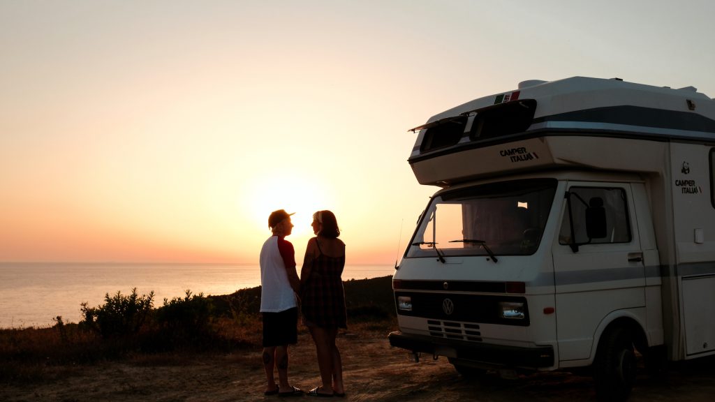 foto coppia con camper in Albania - Atypical Vibes