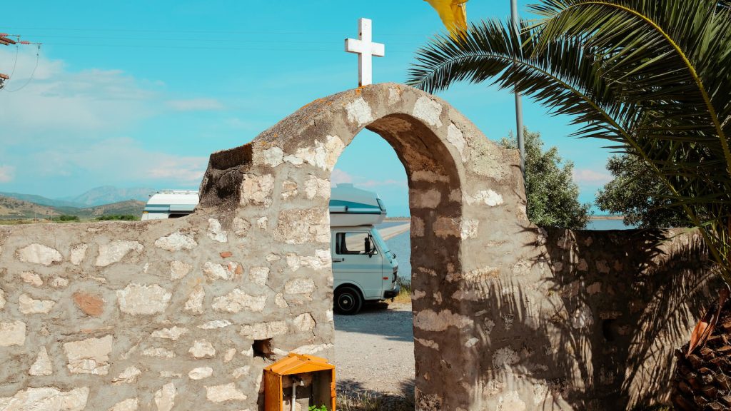 Foto chiesa greca ortodossa con camper - Atypical Vibes