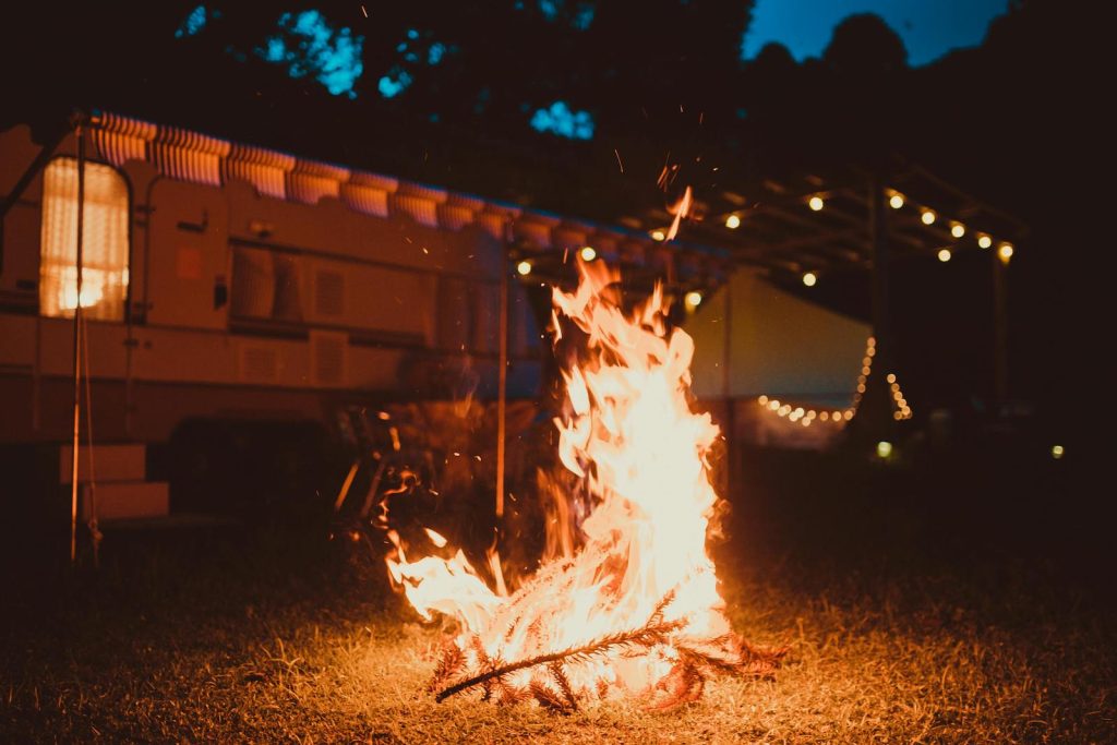 Foto falò di notte con camper - Atypical Vibes