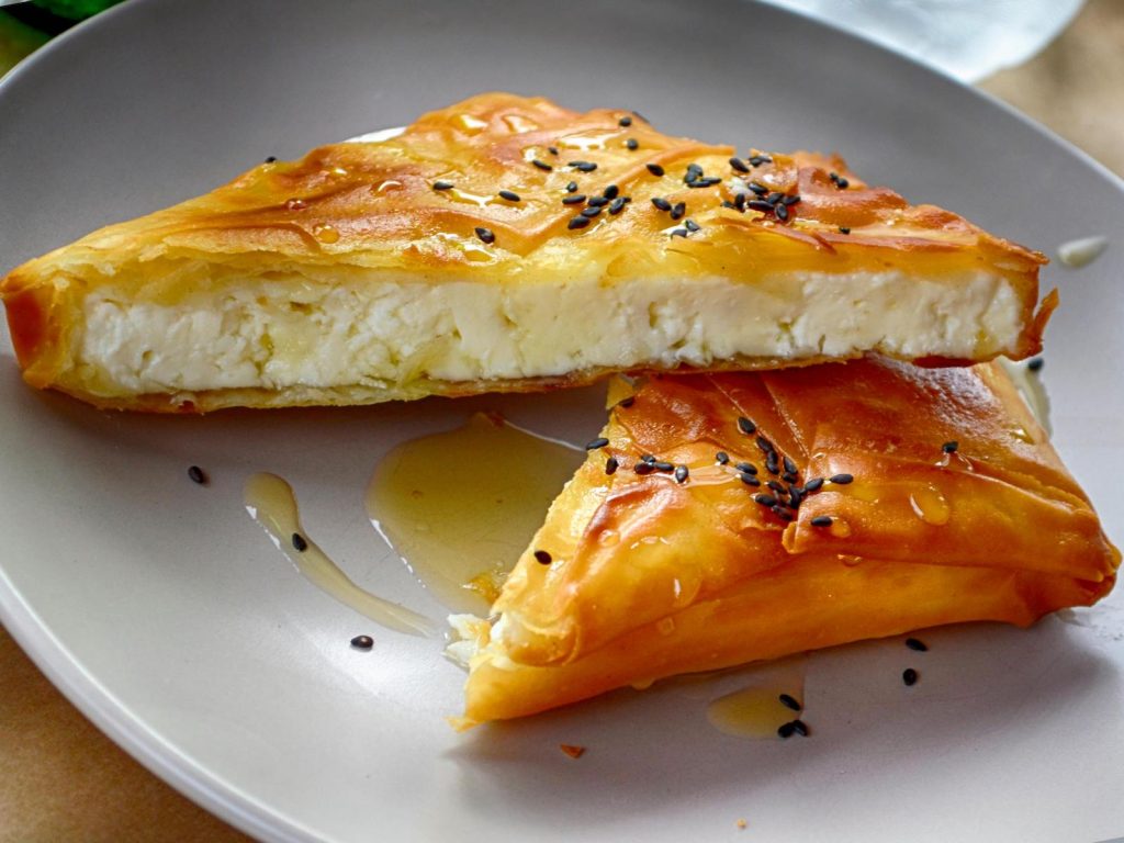 saganaki - feta fritta con miele - Atypical Vibes
