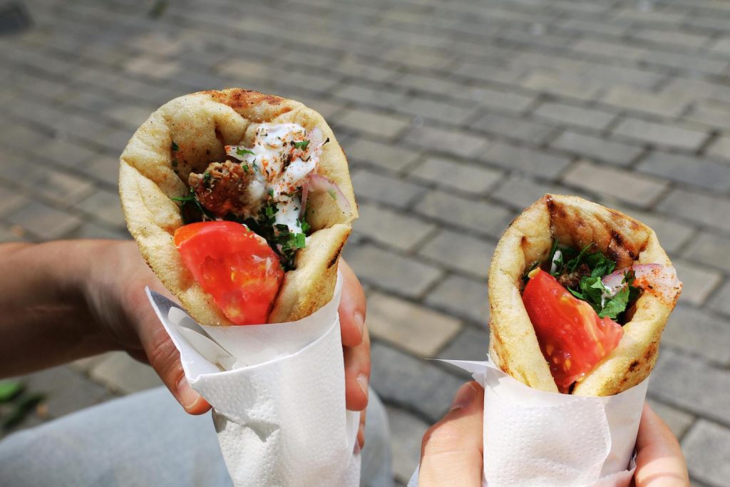 gyros pita - street food greco - Atypical Vibes