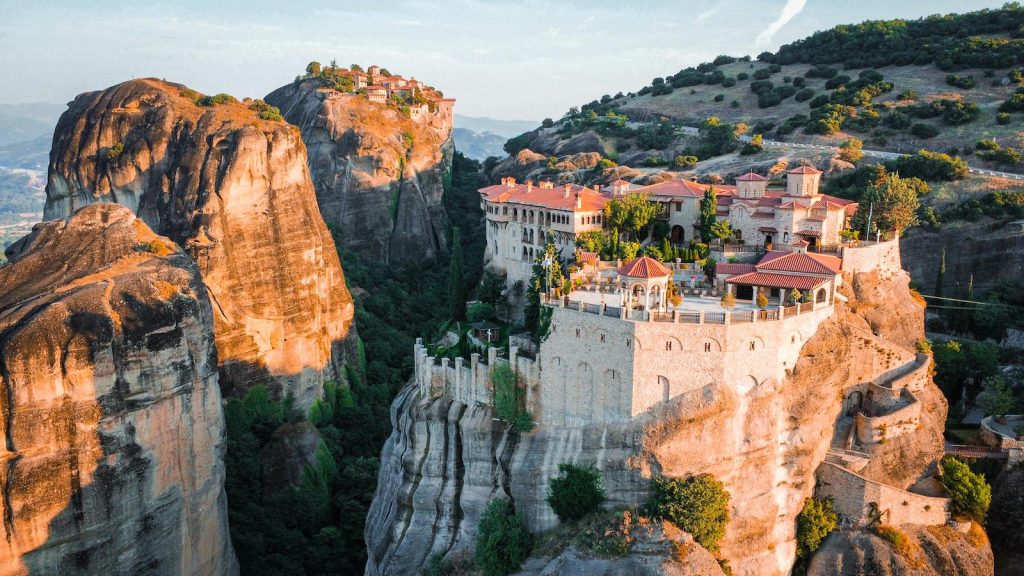 Meteora Grecia - antichi monasteri greci - Atypical Vibes