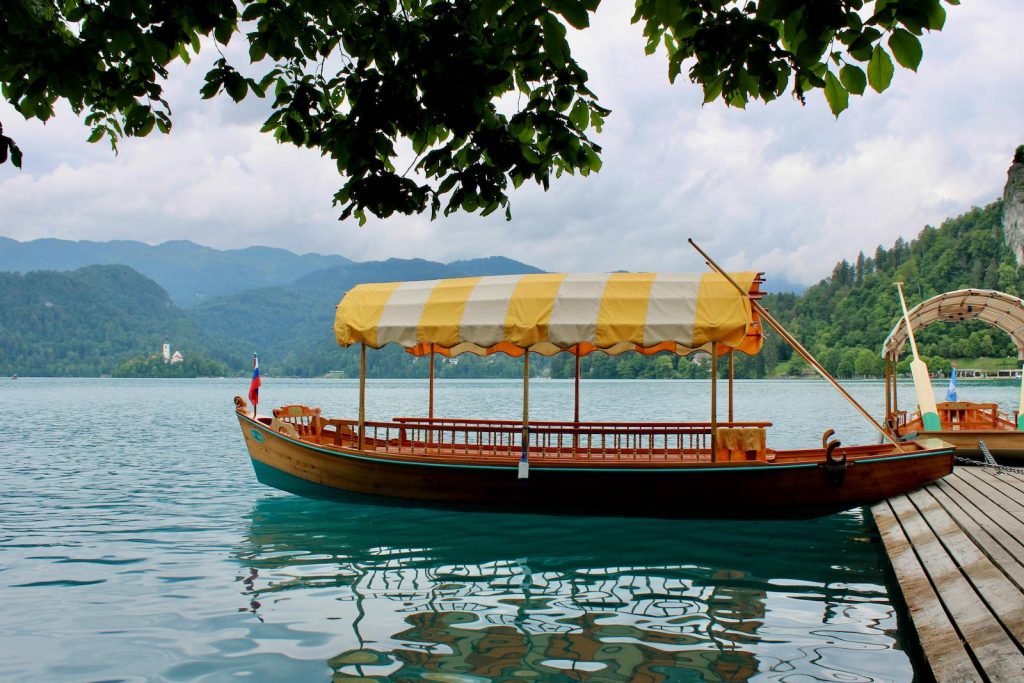 Barca nel lago di Bled - Slovenia - Atypical Vibes