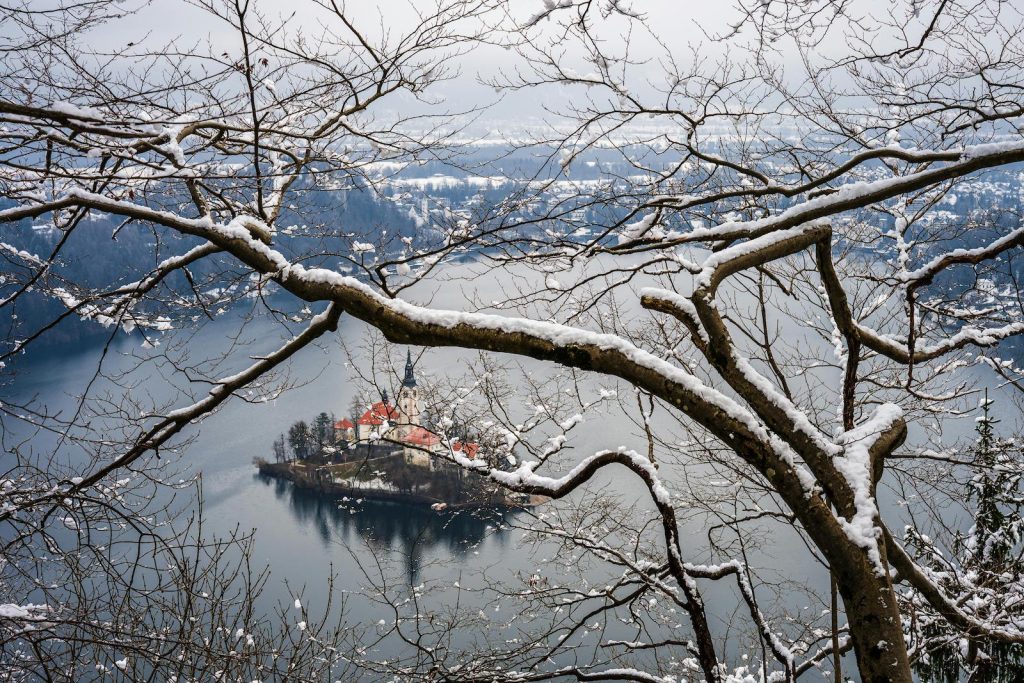 Neve sul lago di Bled - Slovenia - Atypical Vibes