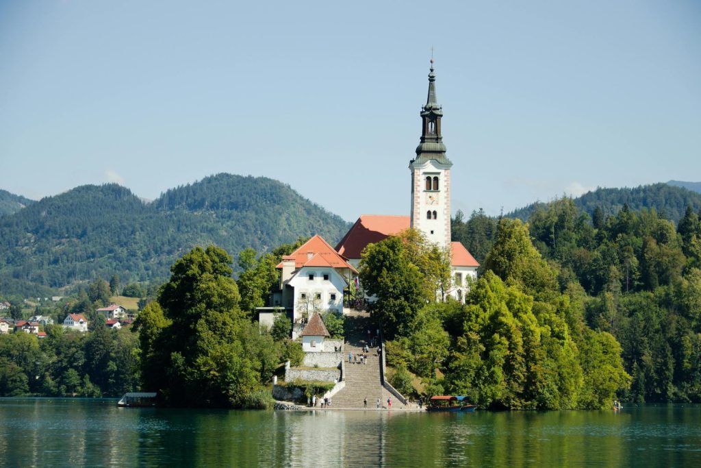 Chiesa sul lago di Bled - Slovenia - Atypical Vibes